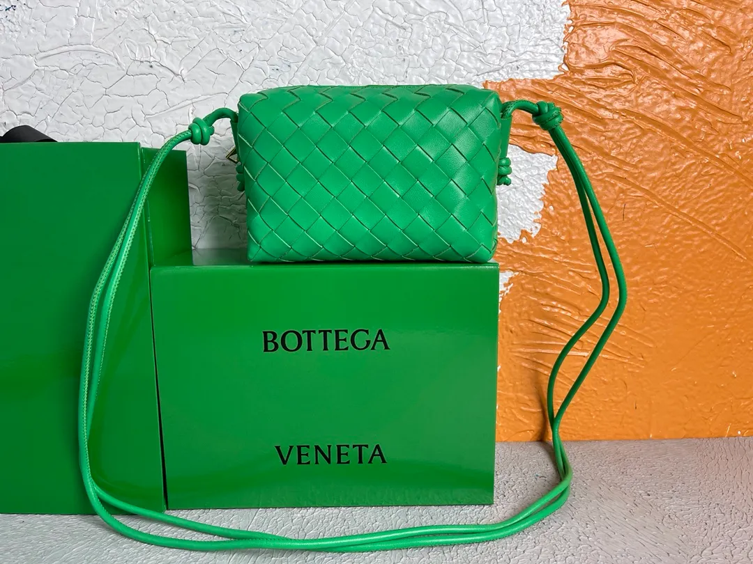 Batch 1120 BOTTEGA VENETA/Bottega 2021 new women's POUCH crossbody bag clutch, lntfecciato woven leather crossbody mini handbag, single internal open pocket, zipper closure, computer embroidered leather shoulder strap can be adjusted in length, model: 30308 Color: parrot green Origin: Italy Size: 17*12*8